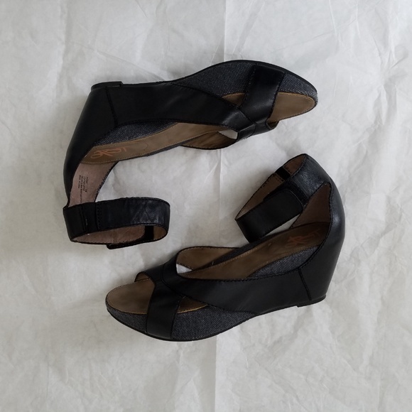 OTBT Hobart Wedge Sandals size 8 M Black Leather - Picture 3 of 7